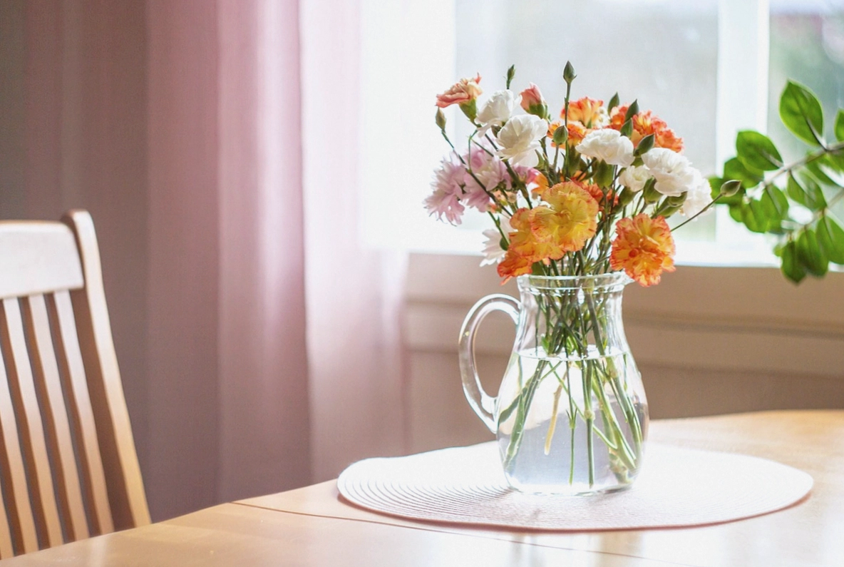 Split view: dried arrangement on the left, fresh bouquet on the right