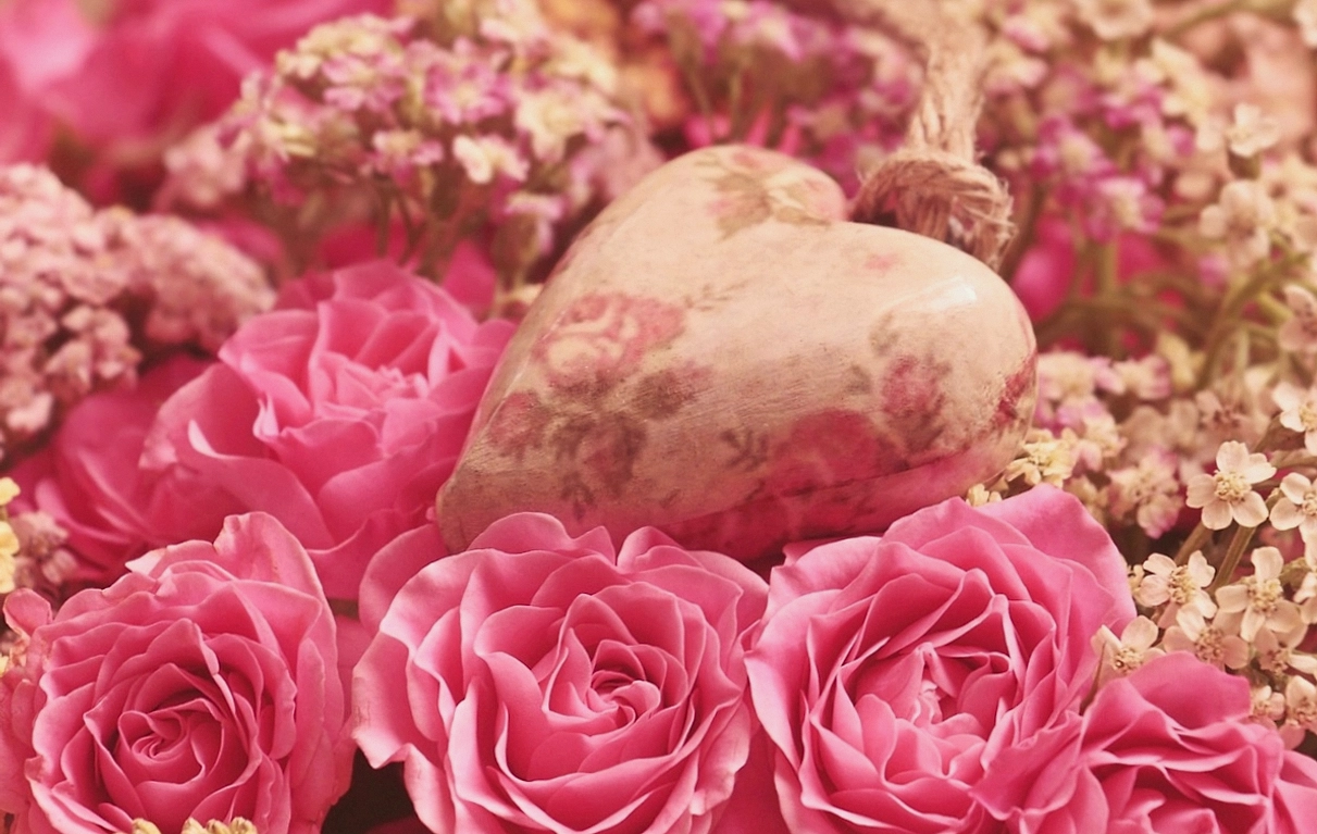Florist hand-tying a bespoke bouquet of garden roses